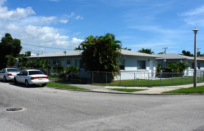 2499 SW 27th St in Miami, FL - Building Photo - Building Photo