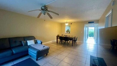 4570 NW 18th Ave in Pompano Beach, FL - Building Photo - Building Photo