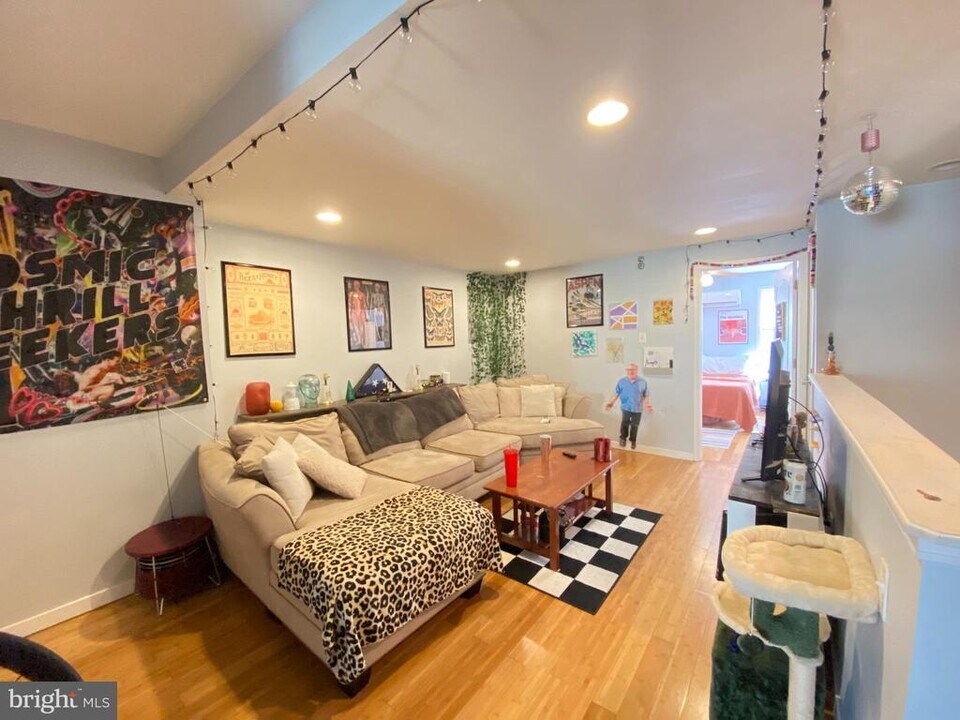 1525 W Seybert St in Philadelphia, PA - Building Photo