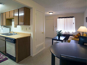 Desert Sun Apartments in El Paso, TX - Building Photo - Building Photo