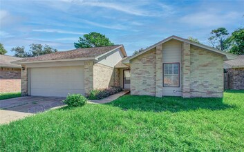 7215 Caracas Dr in Houston, TX - Foto de edificio - Building Photo