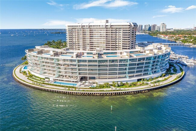 5 Grove Isle Dr in Miami, FL - Foto de edificio - Building Photo