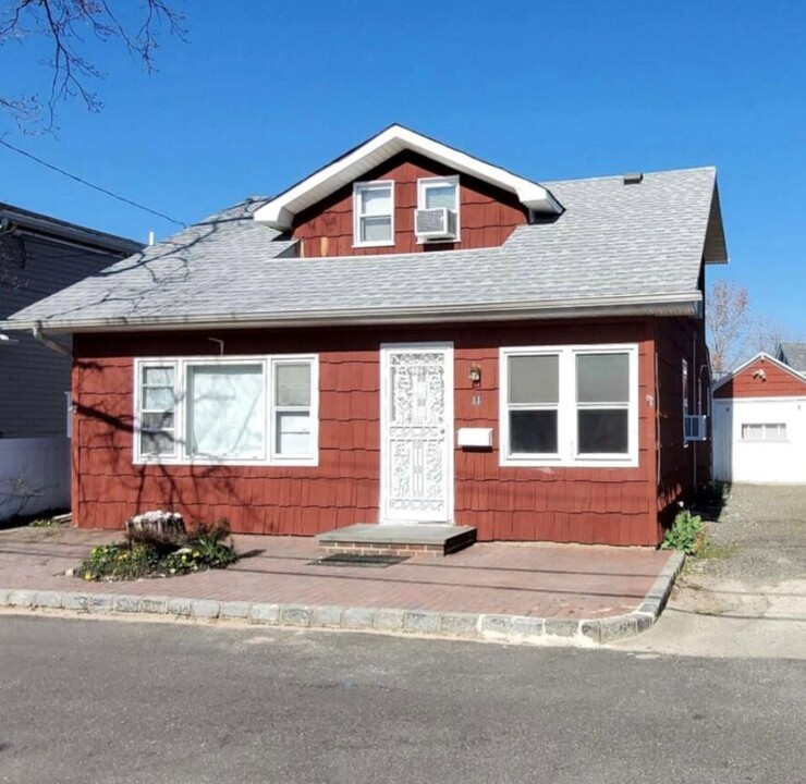 11 Sound Beach Ave in Bayville, NY - Building Photo