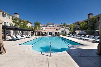 Sonoma at Porter Ranch in Porter Ranch, CA - Foto de edificio - Building Photo