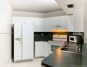 9741 Fontainebleau Blvd in Miami, FL - Building Photo - Building Photo