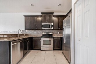 8945 NW 98th Ave in Doral, FL - Building Photo - Building Photo