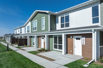 Brookgreen Townhomes in River Falls, WI - Building Photo - Building Photo