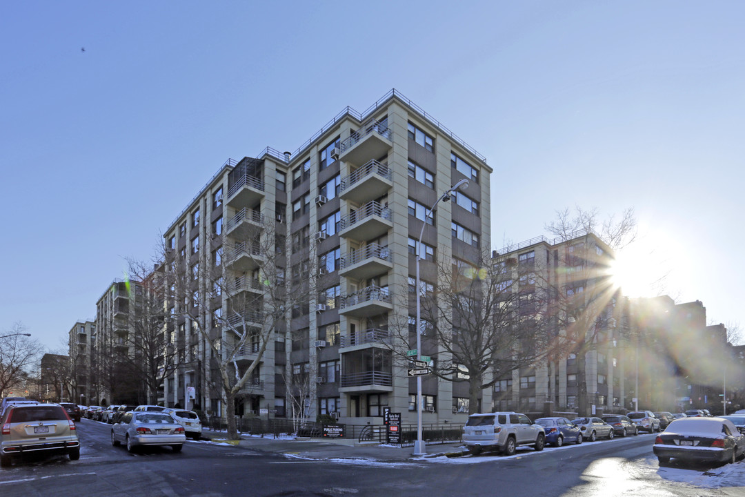 Walden Terrace in Rego Park, NY - Building Photo