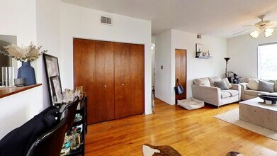 1317 W Addison St in Chicago, IL - Building Photo - Building Photo