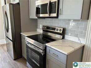 146 S Church St, Unit 1 in Macungie, PA - Foto de edificio - Building Photo