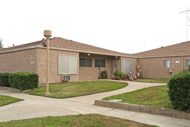 Tulare Garden Apartments in Tulare, CA - Foto de edificio - Building Photo