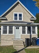 902 School Ave in Oshkosh, WI - Building Photo