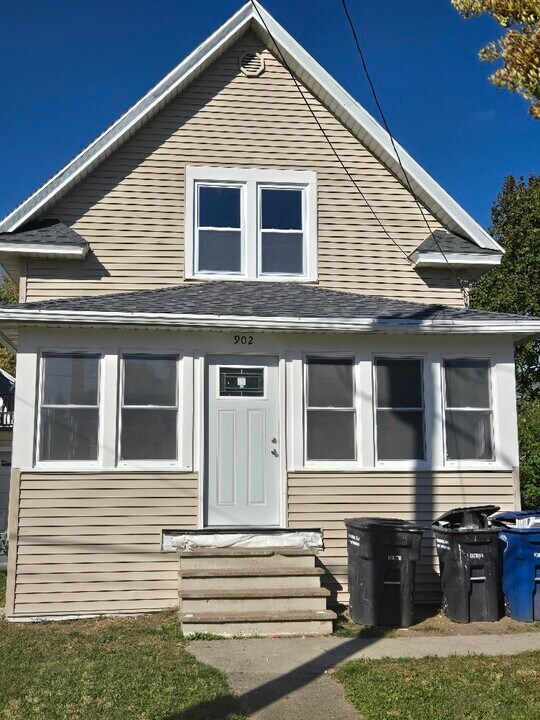 902 School Ave in Oshkosh, WI - Building Photo