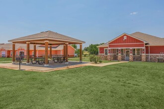 Pioneer Crossing Henrietta in Henrietta, TX - Foto de edificio - Building Photo