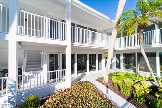 354 Harbour Dr in Naples, FL - Building Photo - Building Photo