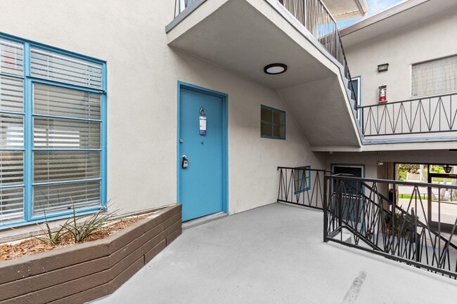 825 S. WINDSOR in Los Angeles, CA - Foto de edificio - Building Photo