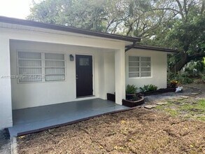 5084 SW 24th Ave in Fort Lauderdale, FL - Foto de edificio - Building Photo