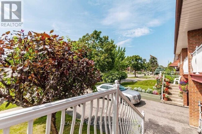 101 Shawnee Cir in Toronto, ON - Building Photo - Building Photo