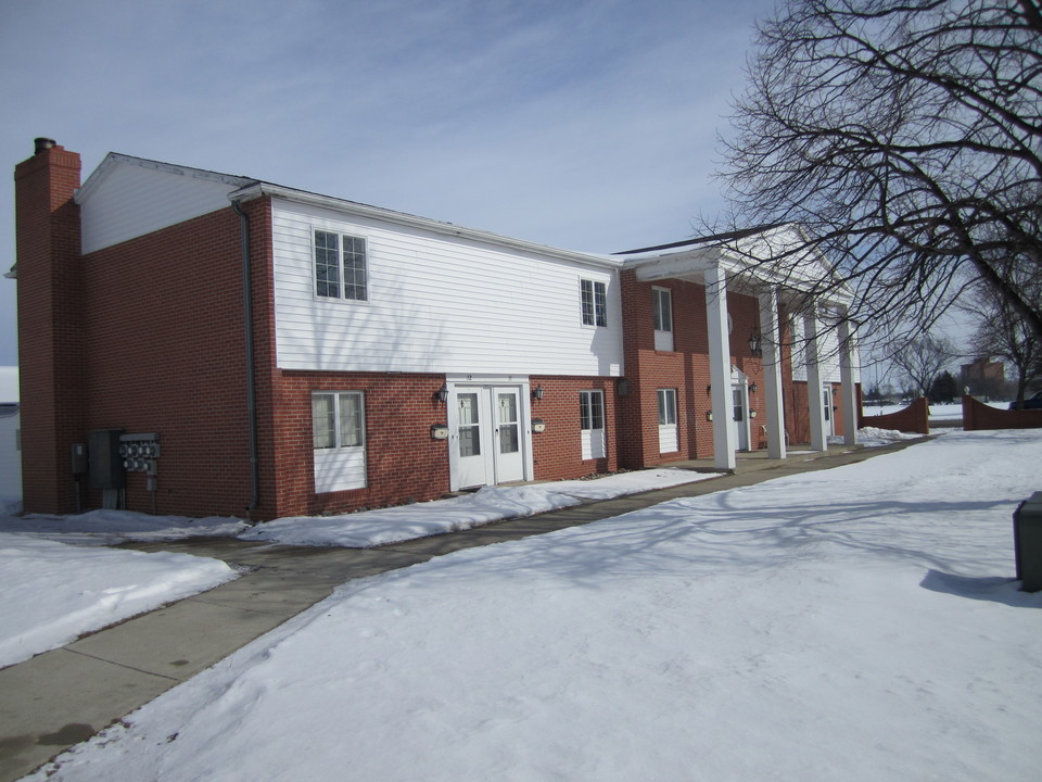 Auburn Apartments in Wahpeton, ND - Building Photo