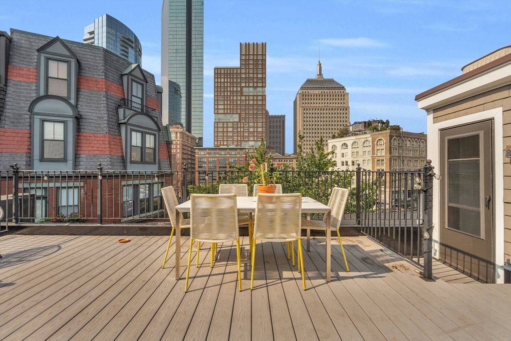 17 Cazenove St in Boston, MA - Building Photo