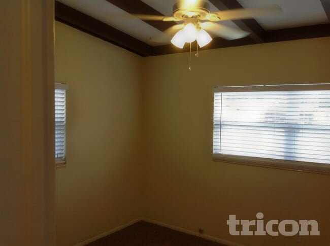 3642 Dover Dr, Unit 205 in Sarasota, FL - Building Photo - Building Photo