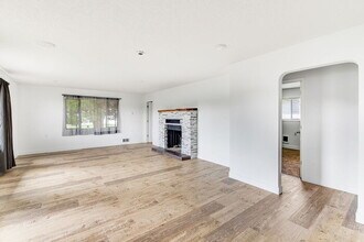 2030 Ocean Beach Pl in Longview, WA - Building Photo - Building Photo