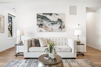 204 S Leavitt St, Unit 302 in Chicago, IL - Foto de edificio - Building Photo