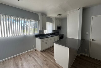 Haskell Apartments in Van Nuys, CA - Building Photo - Building Photo