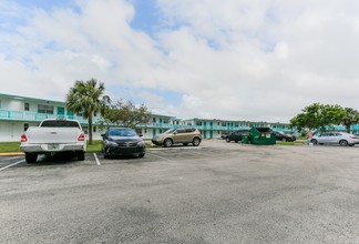 Lake Terraces Apartments in Miami, FL - Building Photo - Building Photo