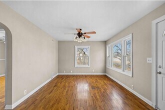 201 S Delaware St in Nixa, MO - Foto de edificio - Building Photo