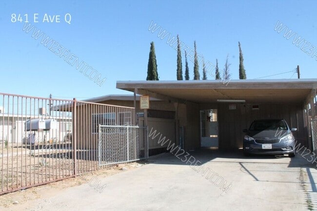 841 E Ave Q in Palmdale, CA - Foto de edificio - Building Photo