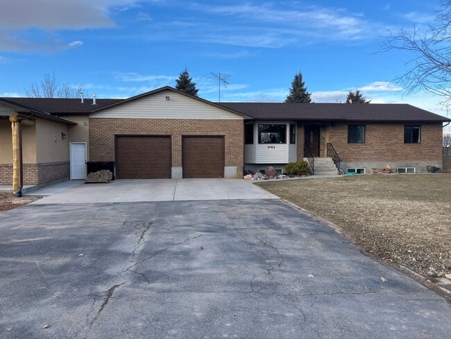 property at 3782 625 N