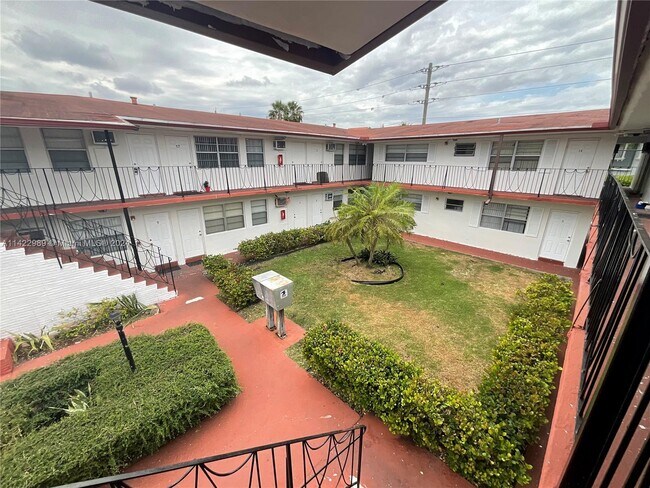 11625 Canal Dr, Unit 18 in Miami, FL - Building Photo - Building Photo