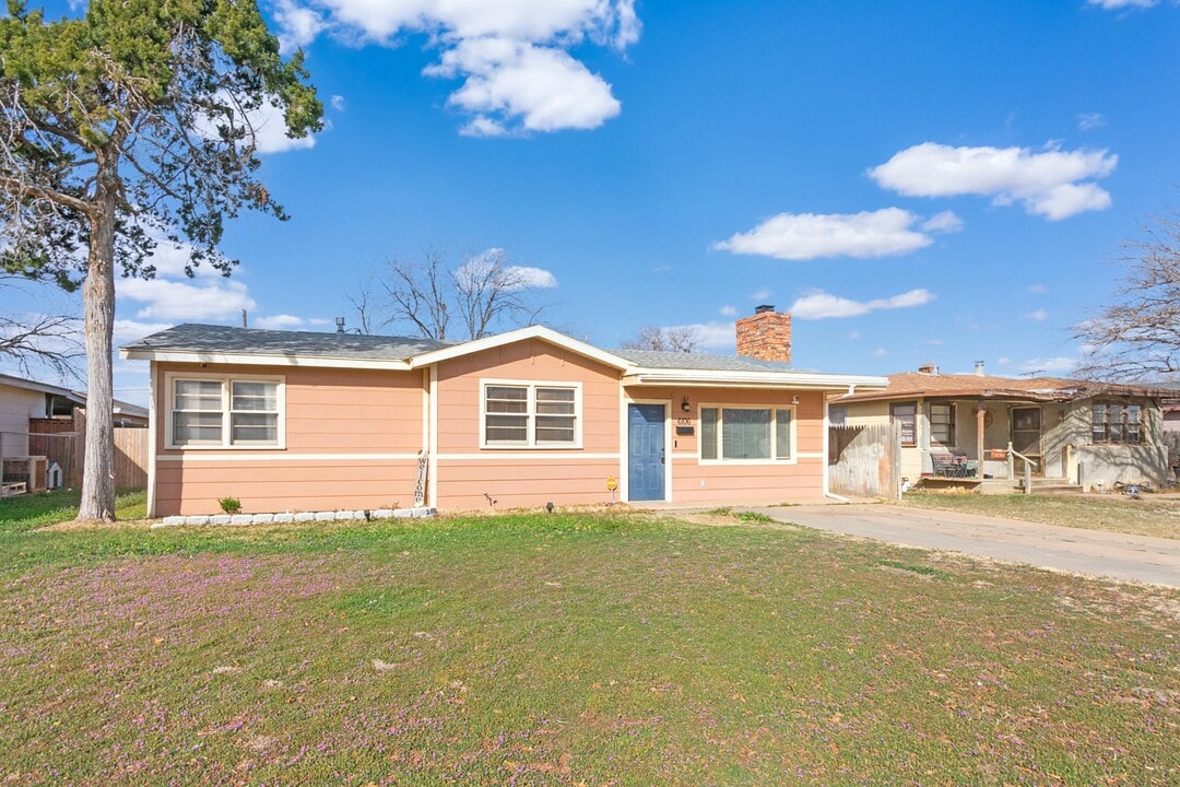 6106 Avenue S in Lubbock, TX - Building Photo