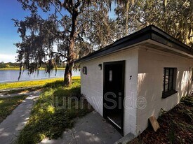 8105 W Colonial Dr in Orlando, FL - Building Photo