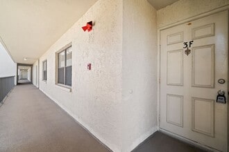 2700 Cove Cay Dr in Clearwater, FL - Building Photo - Building Photo