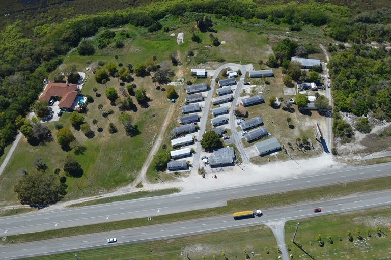 H & H Mobile Home Park in Fort Pierce, FL - Foto de edificio