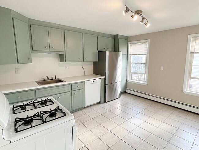 263 Everett St in Boston, MA - Building Photo - Building Photo