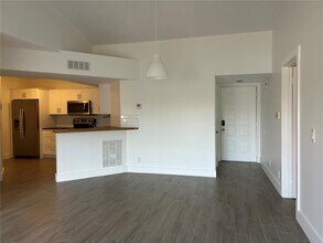 9055 Wiles Rd, Unit 308 in Coral Springs, FL - Foto de edificio - Building Photo