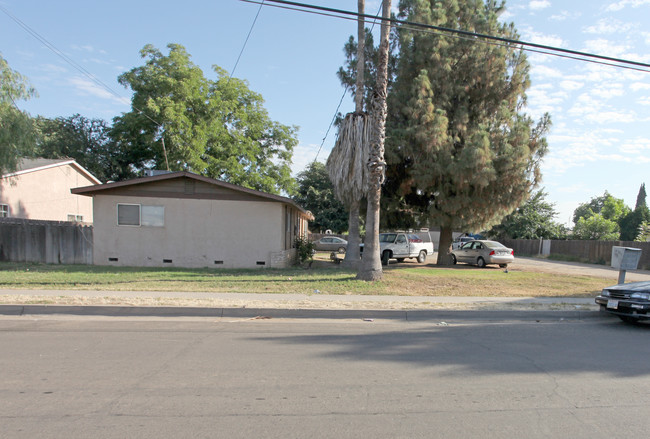 1125 E Park Way in Dinuba, CA - Building Photo - Building Photo