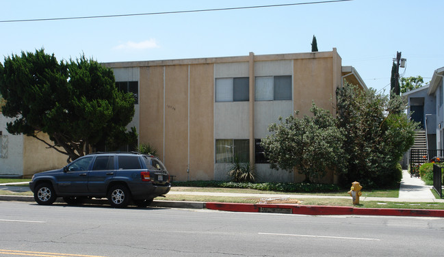 16738 Saticoy St in Van Nuys, CA - Building Photo - Building Photo