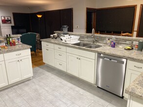 1377 Ardmore Dr in San Leandro, CA - Foto de edificio - Building Photo