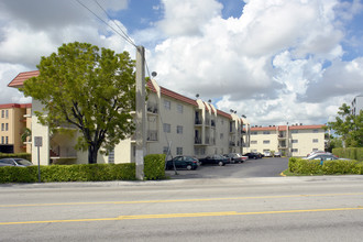 Camelot Apartments in Hialeah, FL - Building Photo - Building Photo