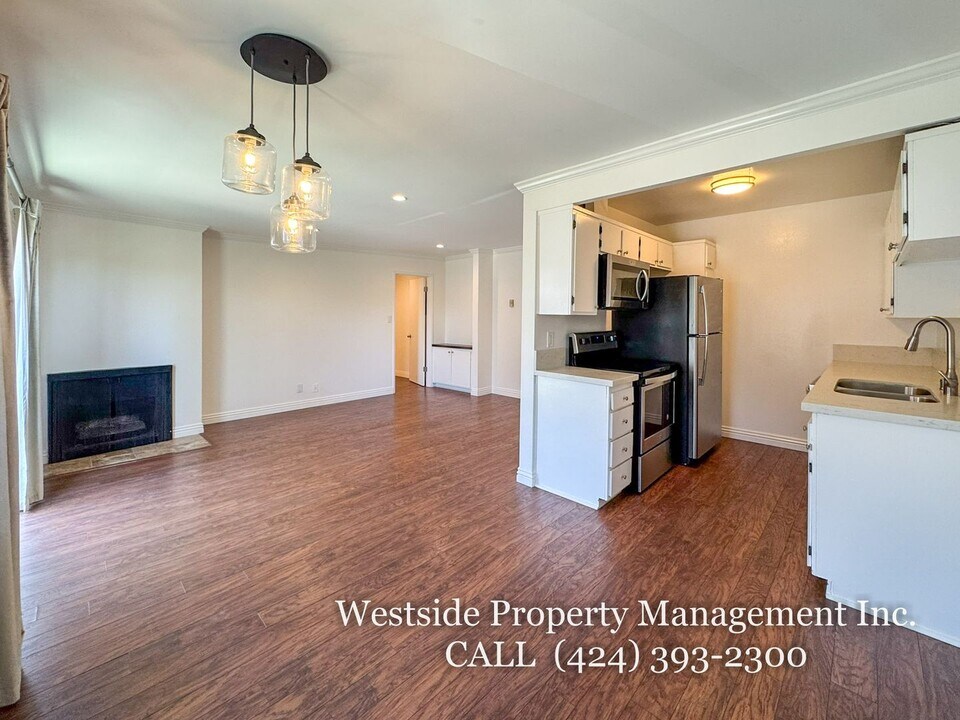 8163 Redlands St in Los Angeles, CA - Building Photo