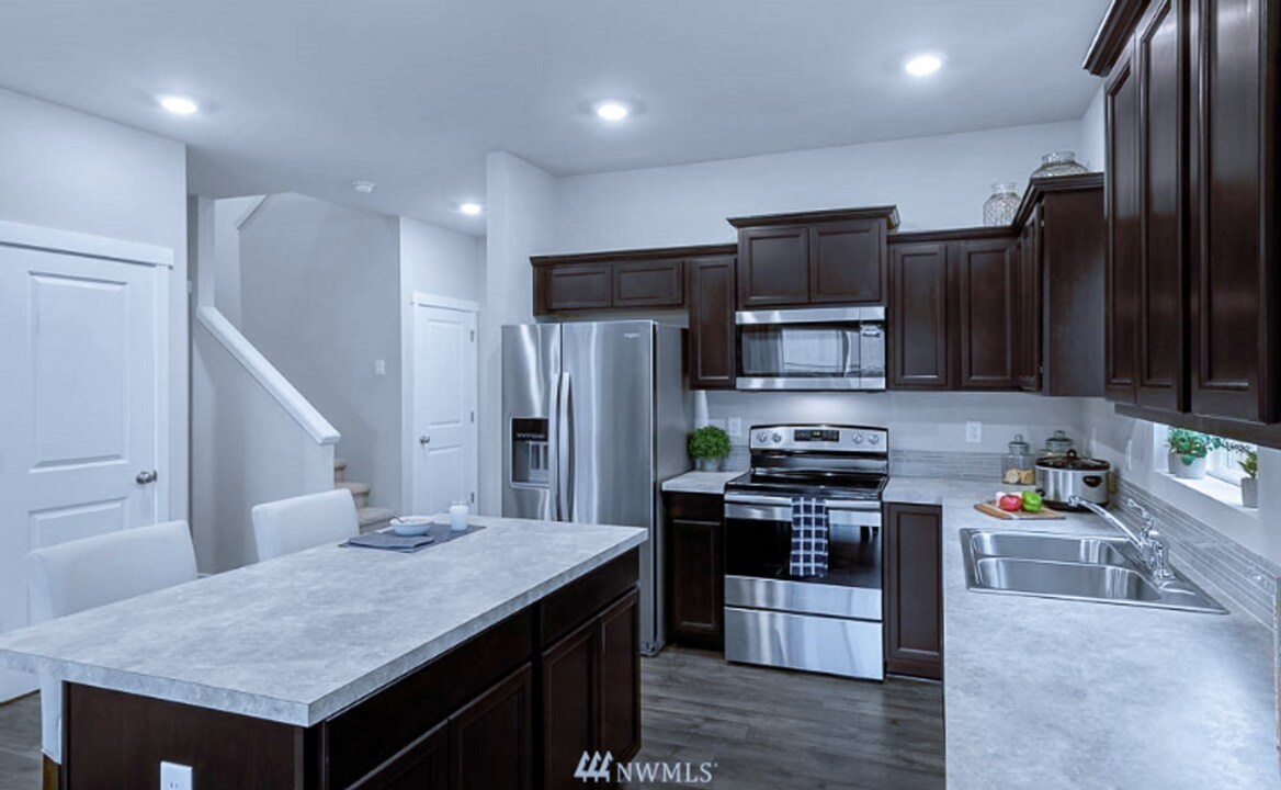 6493 Hornet Cir NE in Bremerton, WA - Building Photo