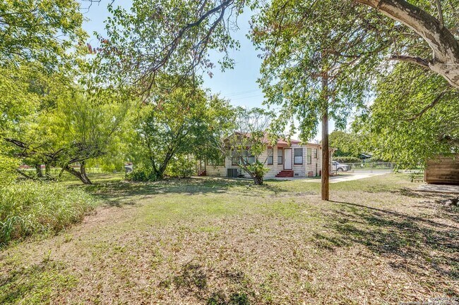 2739 SE Loop 410 Acc Rd in San Antonio, TX - Foto de edificio - Building Photo