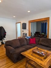 27 South Crescent Circuit, Unit A in Boston, MA - Foto de edificio - Building Photo