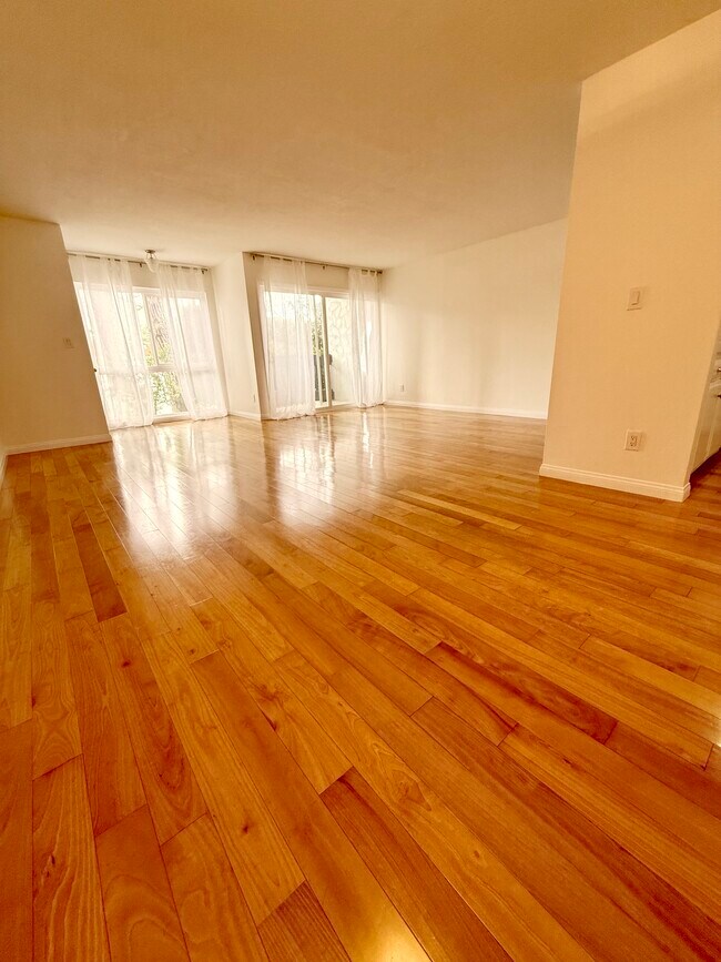 906 Camino Real, Unit 103 in Redondo Beach, CA - Building Photo - Building Photo