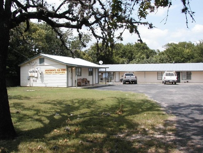 906 14th. St in Bandera, TX - Foto de edificio - Building Photo