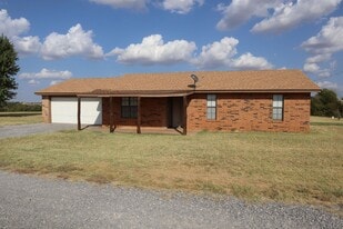 10380 N 2406 Rd in Weatherford, OK - Building Photo